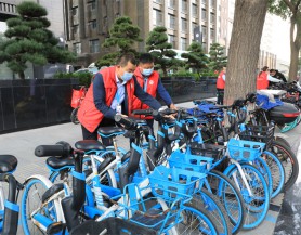 甘肅文旅集團(tuán)和廣武門后街社區(qū)開展“整治共享單車亂停亂放”志愿服務(wù)活動(dòng)